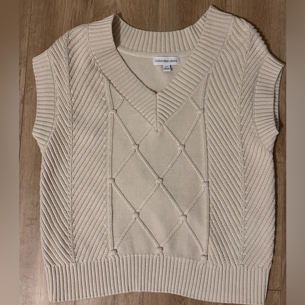 Calvin Klein Sweater Vest 
New without tags 🤍